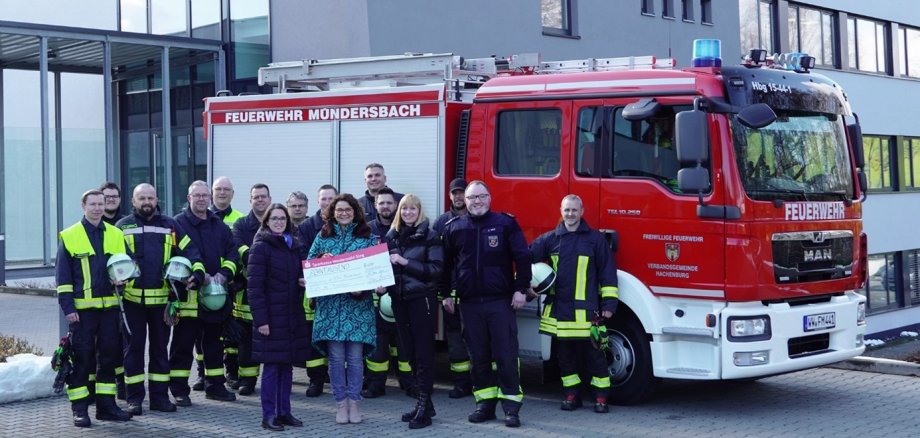 Spendenübergabe zwischen der Firma EWM AG und dem Förderverein der Freiwilligen Feuerwehr Mündersbach