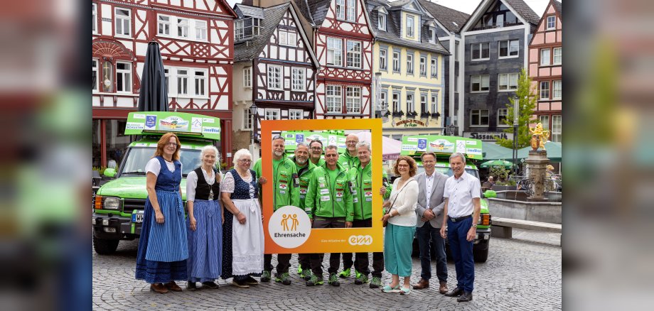 Norbert Rausch von der evm übergibt den Spendenbetrag gemeinsam mit Bürgermeistern Gabriele Greis an Vertreter der Hachenburger Frischlinge und der GeschichtsWerkstatt Hachenburg e.V.