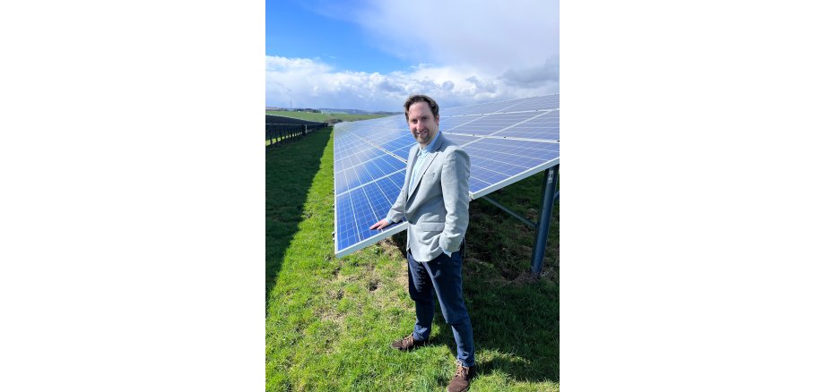 Der Nachhaltigkeitskoordinator der Verbandsgemeinde Hachenburg, Timo Karl, besichtigt den Hachenburger Solarpark. 