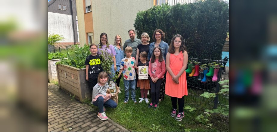 Die Verbandsgemeinde Hachenburg gratulierte der Grundschule Alpenrod zur Auszeichnung als Nachhaltige Schule. 