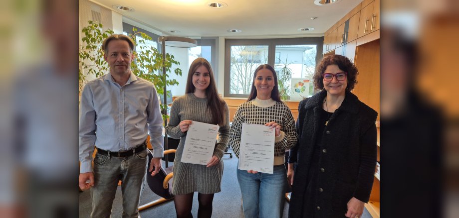 Foto v.l.n.r.: Erster Beigeordneter Marco Dörner, Michelle Gastall (stv. Gleichstellungsbeauftragte), Alice Basar (Gleichstellungsbeauftragte), Bürgermeisterin Gabriele Greis